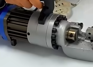 Máy cắt sắt thuỷ lực cầm tay RC20 giải pháp cắt thép nhanh gọn may cat sat thuy luc cam tay e1774750992776