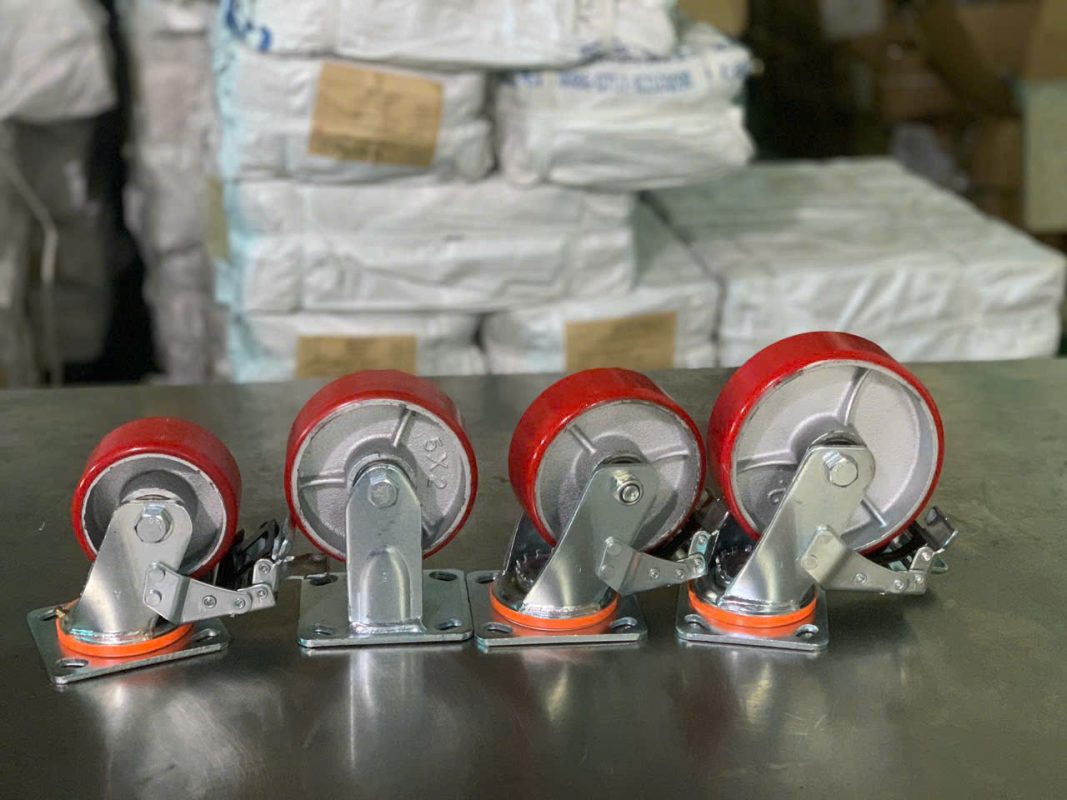 Bánh xe đẩy 100mm xoay khoá PU lõi gang chịu lực tốt banh xe day 100mm