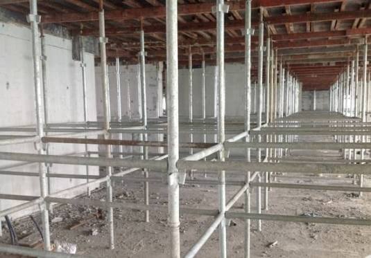 Khoảng Cách Giữa Các Giàn Giáo Chống Sàn Bao Nhiêu? Cách Bố Trí Đúng Kỹ Thuật gian giao chong san 1